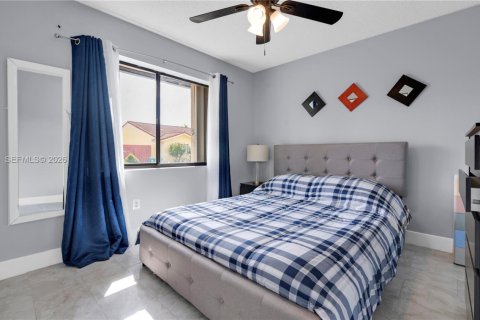 Casa en venta en Miami, Florida, 4 dormitorios, 215.9 m2 № 2056823 - foto 9