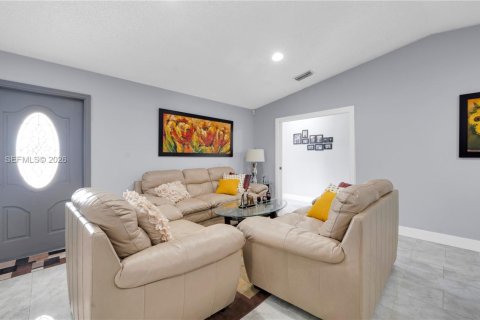 Casa en venta en Miami, Florida, 4 dormitorios, 215.9 m2 № 2056823 - foto 6