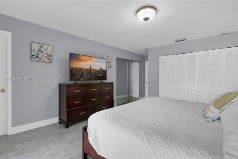 Casa en venta en Miami, Florida, 4 dormitorios, 215.9 m2 № 2056823 - foto 16