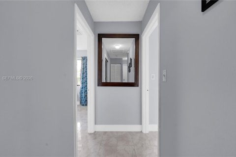 Casa en venta en Miami, Florida, 4 dormitorios, 215.9 m2 № 2056823 - foto 7