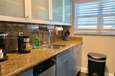 Condo in Miami Beach, Florida  № 1953217 - photo 13