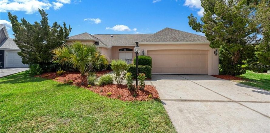 House in The Villages, Florida 2 bedrooms, 141.4 sq.m. № 2227467
