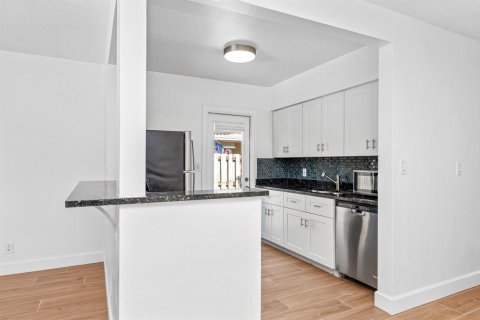Touwnhouse à louer à Fort Lauderdale, Floride: 2 chambres, 83.43 m2 № 2414383 - photo 11