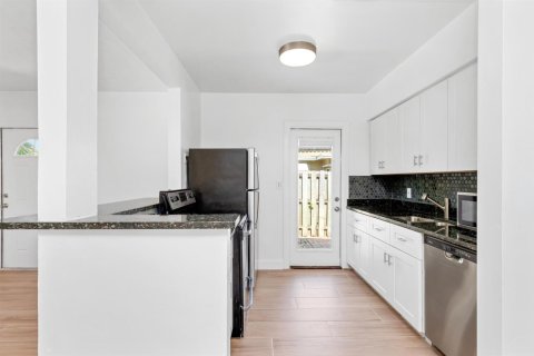 Touwnhouse à louer à Fort Lauderdale, Floride: 2 chambres, 83.43 m2 № 2414383 - photo 12