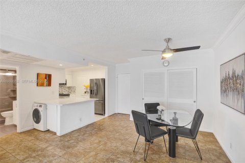 Condo in Hollywood, Florida, 1 bedroom  № 1995984 - photo 8