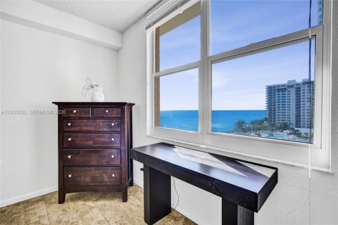Condo in Hollywood, Florida, 1 bedroom  № 1995984 - photo 16