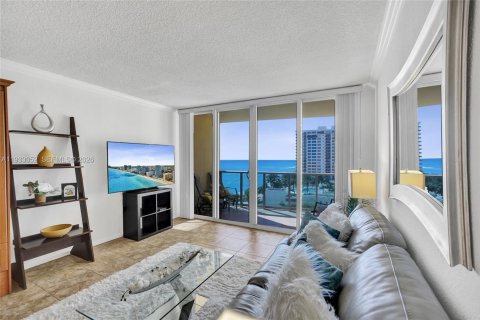Condo in Hollywood, Florida, 1 bedroom  № 1995984 - photo 3