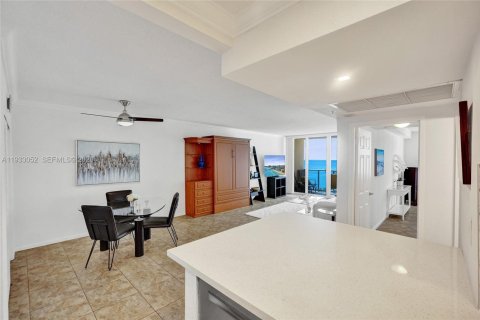 Condo in Hollywood, Florida, 1 bedroom  № 1995984 - photo 9
