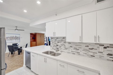 Condo in Hollywood, Florida, 1 bedroom  № 1995984 - photo 5