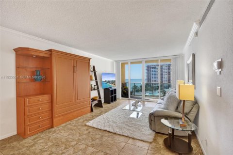 Condo in Hollywood, Florida, 1 bedroom  № 1995984 - photo 6