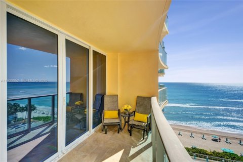 Condo in Hollywood, Florida, 1 bedroom  № 1995984 - photo 2