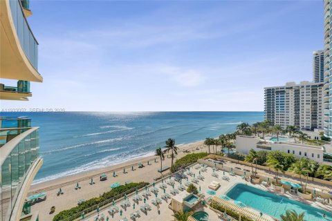 Condo in Hollywood, Florida, 1 bedroom  № 1995984 - photo 13