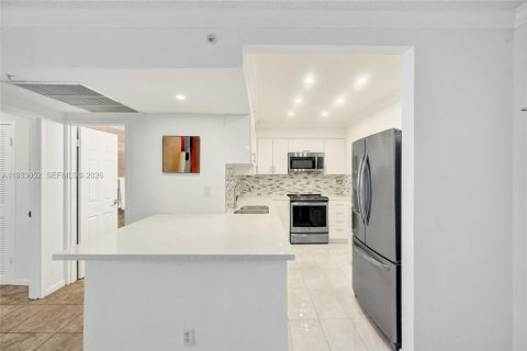 Condo in Hollywood, Florida, 1 bedroom  № 1995984 - photo 10