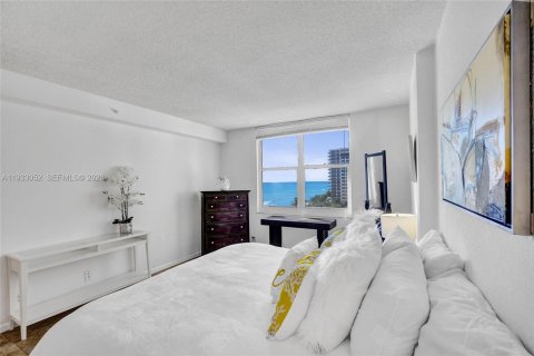 Condo in Hollywood, Florida, 1 bedroom  № 1995984 - photo 15