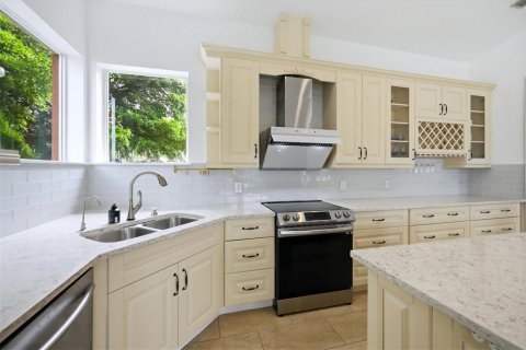 Condo in Bradenton, Florida, 4 bedrooms  № 2391726 - photo 12