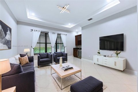House in Cooper City, Florida 5 bedrooms, 381.83 sq.m. № 1928513 - photo 15