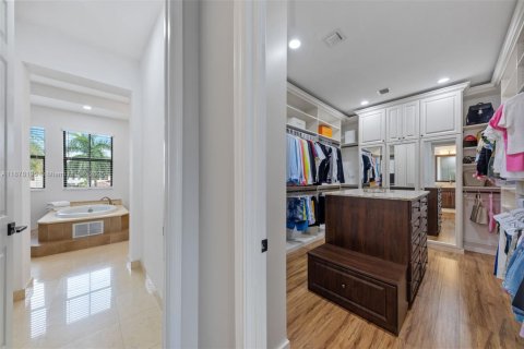 House in Cooper City, Florida 5 bedrooms, 381.83 sq.m. № 1928513 - photo 23