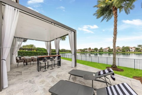 House in Cooper City, Florida 5 bedrooms, 381.83 sq.m. № 1928513 - photo 4