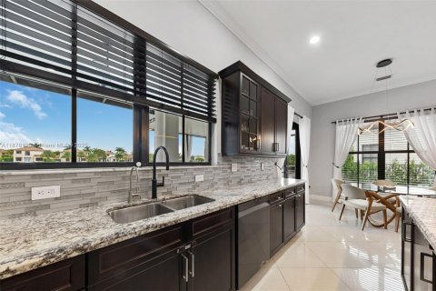House in Cooper City, Florida 5 bedrooms, 381.83 sq.m. № 1928513 - photo 9