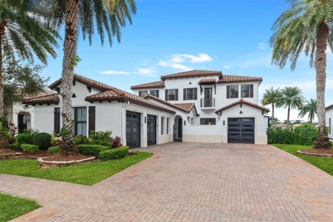 House in Cooper City, Florida 5 bedrooms, 381.83 sq.m. № 1928513 - photo 1