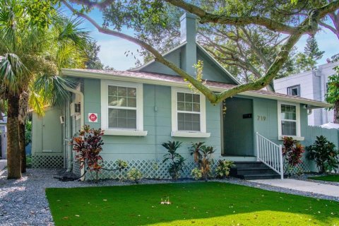 House in Saint Petersburg, Florida 5 bedrooms, 272.2 sq.m. № 1906544 - photo 1