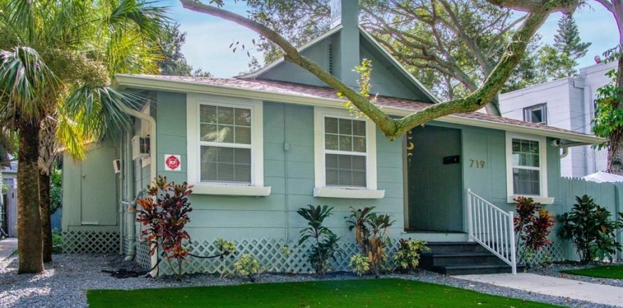 House in Saint Petersburg, Florida 5 bedrooms, 272.2 sq.m. № 1906544