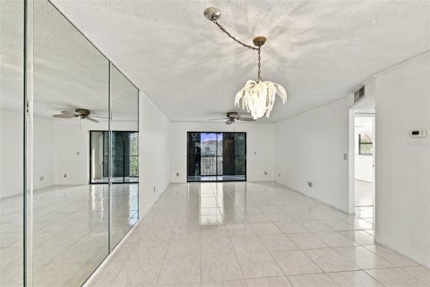 Купить кондоминиум в Сент-Питерсберг, Флорида 4 комнаты, 98.94м2, № 2420096 - фото 12