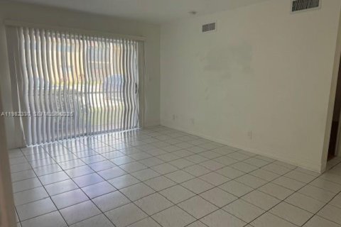 Кондоминиум с 1 спальней в Лодерхилл, Флорида № 2045454