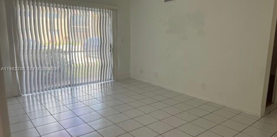 Кондоминиум с 1 спальней в Лодерхилл, Флорида № 2045454