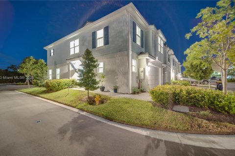 Townhouse in Stuart, Florida 3 bedrooms, 187.38 sq.m. № 1891426 - photo 2