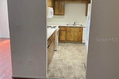 Condo in South Daytona, Florida, 2 bedrooms  № 1659623 - photo 12