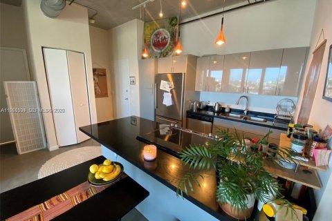 House in Miami, Florida 2 bedrooms, 92.9 sq.m. № 2030662 - photo 5