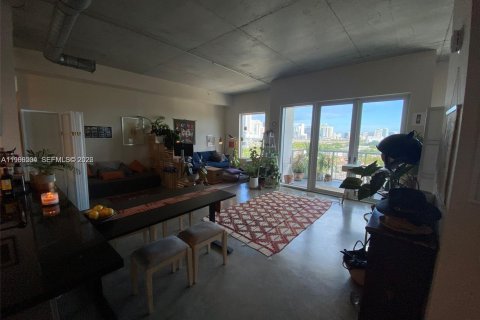 House in Miami, Florida 2 bedrooms, 92.9 sq.m. № 2030662 - photo 2