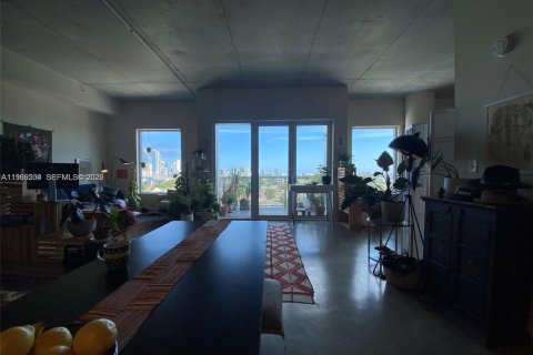 House in Miami, Florida 2 bedrooms, 92.9 sq.m. № 2030662