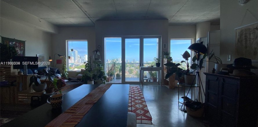 House in Miami, Florida 2 bedrooms, 92.9 sq.m. № 2030662