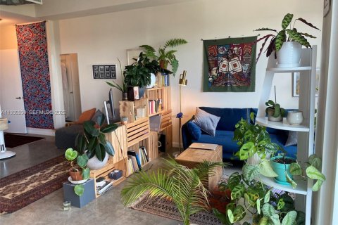 House in Miami, Florida 2 bedrooms, 92.9 sq.m. № 2030662 - photo 12