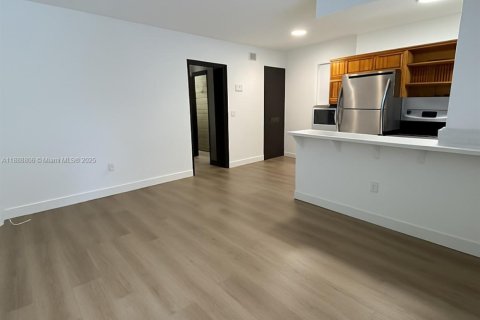 Снять в аренду виллу или дом в Майами, Флорида 2 спальни, 149.02м2, № 1941018 - фото 4