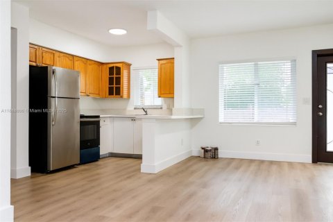 Снять в аренду виллу или дом в Майами, Флорида 2 спальни, 149.02м2, № 1941018 - фото 1