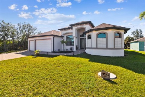 House in Port Charlotte, Florida 3 bedrooms, 201.32 sq.m. № 1552249 - photo 27