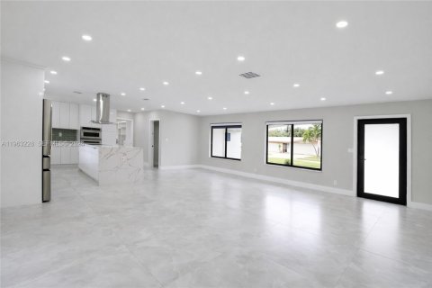 Купить виллу или дом в Форт-Лодердейл, Флорида 4 спальни, 180.97м2, № 2025760 - фото 11