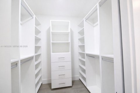 Купить виллу или дом в Форт-Лодердейл, Флорида 4 спальни, 180.97м2, № 2025760 - фото 19