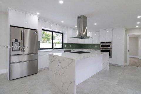 Купить виллу или дом в Форт-Лодердейл, Флорида 4 спальни, 180.97м2, № 2025760 - фото 12