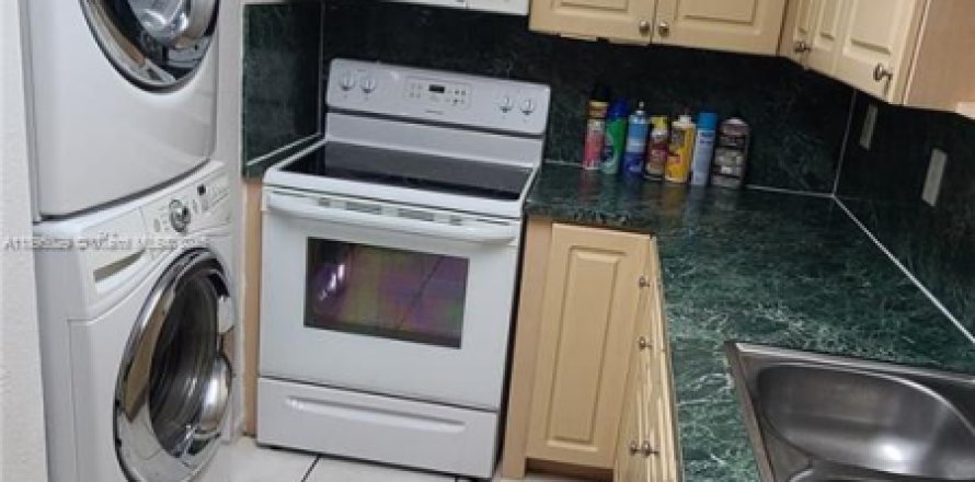 Condominio en Hialeah Gardens, Florida, 2 dormitorios № 1947995