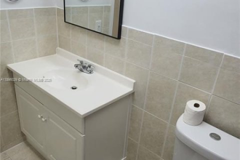 Condominio en alquiler en Hialeah Gardens, Florida, 2 dormitorios, 89.19 m2 № 1947995 - foto 11