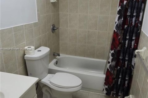 Condominio en alquiler en Hialeah Gardens, Florida, 2 dormitorios, 89.19 m2 № 1947995 - foto 10