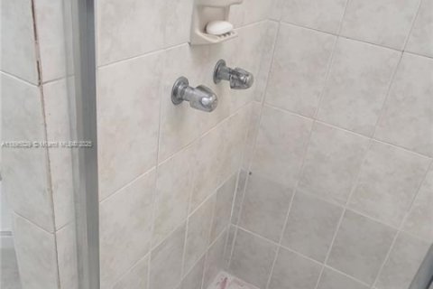 Condominio en alquiler en Hialeah Gardens, Florida, 2 dormitorios, 89.19 m2 № 1947995 - foto 22