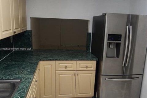 Condominio en alquiler en Hialeah Gardens, Florida, 2 dormitorios, 89.19 m2 № 1947995 - foto 2