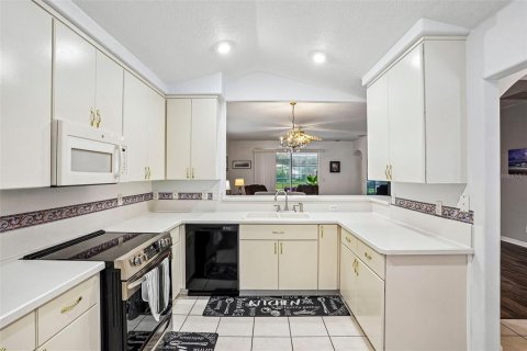 House in Tavares, Florida 2 bedrooms, 193.24 sq.m. № 2309805 - photo 8