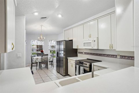 House in Tavares, Florida 2 bedrooms, 193.24 sq.m. № 2309805 - photo 9