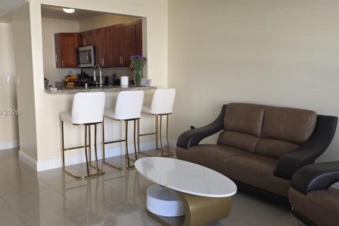 Condominio en alquiler en Miami, Florida, 2 dormitorios, 69.68 m2 № 1997295 - foto 2